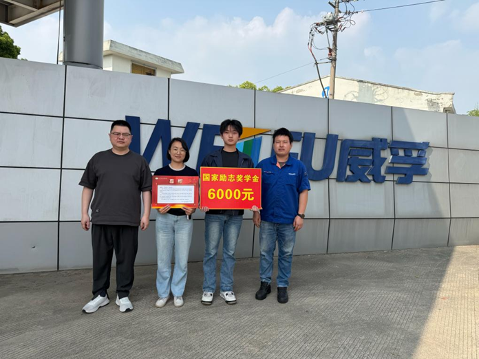 喜报到家 榜样少年尽显风采 ——交通工程学院开展喜报送到家活动